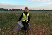 Tiere und die Natur liegen Milan sehr am Herzen. Deshalb ist der 11-Jährige aus Potsdam schon frühmorgens auf einem Feld unterwegs. Dort sucht und rettet er Rehkitze, die von ihrer Mutter im hohen Gras abgelegt wurden. - Milan sucht die Wiese ab.