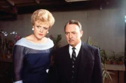 Grundstücksmakler Paul Mayfield wird auf einer Cocktailparty auf Hawaii erschossen. Jonathan Higgins (John Hillerman, r.), der ein alter Freund von Jessica Fletcher (Angela Lansbury, l.) ist, bittet die Hobby-Detektivin, sich der Sache anzunehmen.