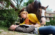 Luna Mohrbach (Emma Brüggler, liegend); Ingrid Rischke (Jutta Kammann, r.)