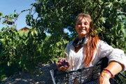 Nach dem Prinzip der Permakultur baut Teresa Weiß Obst und Gemüse an – und das ganz ohne künstliche Bewässerung. Mit ihrem Hof bei Passau hat sich die gelernte Visagistin einen Traum erfüllt.