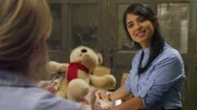 Die Kellnerin Amy (Aarti Mann, r.) kümmert sich liebevoll um Parker, die wegen einer Knieverletzung zuhause bleiben muss.