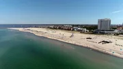 NDR Fernsehen DIE NORDSTORY SPEZIAL - KARIBIK VOR DER HAUST&Uuml;R, "Die sch&ouml;nsten Ostseeb&auml;der in MV", am Sonntag um 20:15 Uhr. Eines der beliebtesten Ostseeb&auml;der ist Warnem&uuml;nde. Deutschlands bedeutendster Kreuzfahrthafen. Mit dem Leuchtturm, seinem ber&uuml;hmten Strand und dem Hotel Neptun als Wahrzeichen. Flanieren am Alten Strom und Einkaufen auf dem Wochenmarkt sind die touristischen Highlights.