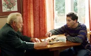 Bei seinem neuen Job im Altenheim verkuppelt Reese (Justin Berfield, li.) zwei Pensionisten.