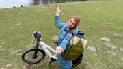Auf dem Fahrrad mit der perfekten Ausrüstung durchs Jahr. Hendrike Brenninkmeyer sucht unter anderem Fahrradtaschen mit Rucksackfunktion: praktisch, regensicher und stylisch. Aber worauf kommt es da an?