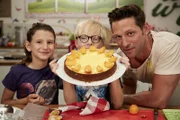 Noemi, Noah und Alexander Kumptner präsentieren die Cheesecake mit selbstgemachtem Frischkäse.