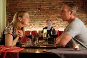 Jan Martus (Jörn Knebel, hinten, mi.) wird ungewollt Zeuge eines Dates von Bernadette Winkler (Theresa Scholze, li.). Bernadette glaubt, dass alles super läuft, doch Jan interpretiert die Mimik des Mannes völlig anders. Er kann gar nicht mehr wegschauen ...