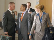 Werner Mühl (Thomas Lawinky, links) beschimpft den Baulöwen Peter Ludwig (Udo Schenk, Mitte), der den Prozess mit Hilfe seiner Anwältin Corinna Becker (Doreen Jacobi, rechts) gegen ihn gewonnen hat.