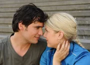 Alexander (Paul Grasshoff, l.) macht Jonas überaus deutlich, dass Anna (Jeanette Biedermann, r.) zu ihm gehört - und überrascht die liebenswerte junge Frau mit einer romatischen Reise ...