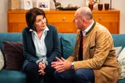 Hubert (Bernhard Ulrich) offenbart Rosi (Brigitte Walbrun), dass er Leons Vater ist.