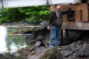 Terry Simpson hilft bei der Reparatur einer Gangway.