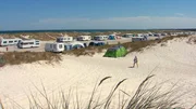 NDR Fernsehen DIE NORDSTORY SPEZIAL - KARIBIK VOR DER HAUST&Uuml;R, "Die sch&ouml;nsten Ostseeb&auml;der in MV", am Sonntag (25.10.20) um 20:15 Uhr. Der Campingplatz direkt in den D&uuml;nen ist die Hauptattraktion des Ostseebades Prerow, auf der Halbinsel Fischland-Dar&szlig;-Zingst. Der lange und breite, feinsandige Strand ist  einmalig an der Ostseek&uuml;ste und ist nach wie vor eine Oase der Freik&ouml;rperkultur.