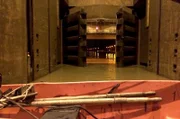 Einfahrt bei Nacht: die 23 Meter hohe Schleuse Uelzen ist rund um die Uhr in Betrieb.