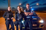 Das Polizei-Team Lara Buggenhagen, Sarah Schräder und Jonas Horder auf der Theodor-Heuss-Brücke.