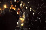 Die Lansinger feiern gemeinsam eine wunderschöne Waldweihnacht. Von links: Theresa Brunner (Ursula Erber) und Pfarrer Steiger (Ben Akkaya).