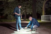 Der Kriminaldauerdienst sichert einen Tatort: Dominic Gillot (r.) und Kevin Gugenheimer.