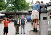 Paul (Benedikt Zimmermann, links) und Nadine (Nadia Hilker, rechts) klettern auf einem Ida-Schumacher-Brunnen herum, um lustige Urlaubsviedeos zu machen. Xaver Bartl (Andreas Giebel, 2.von links) und Felix Kandler (Florian Karlheim) warten erst mal ab, müssen aber dann eingreifen.