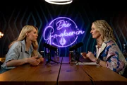 v.li.: Melissa Naschenweng und Monika Gruber während ServusTVs „Die Gruaberin - Vodcast“ in Salzburg, Österreich am 08. Mai, 2025.