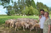 Stolze 700 Mutterschafe stehen ganzjährig auf den Weiden des Gutshofs Polting in Niederbayern, den seit Generationen die Familie Riederer Freiherr von Paar bewirtschaftet. Seit 2020 sind Leonhard (24), genannt Lenny, und seine Frau Henrietta für den Betrieb verantwortlich. Immer dabei: Töchterchen Maximiliana.