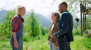 Jerry Paulsen (Peter Marton, r.) und Sophia Strasser (Katharina Leonore Goebel, 2.v.r..) geben Gitte Schiller (Franziska Schlattner, l.) preis, dass ihr Mann eine neue Frau geheiratet hat.