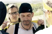 Stefan schläft während des Rennens nur 45 Minuten und der Schlafentzug hat krasse Auswirkungen: Stefan leidet unter Halluzinationen.