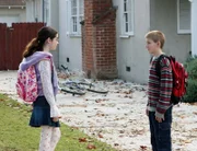 Vanessa Marano (Gina), Erik Per Sullivan (Dewey).