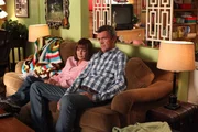 Frankie (Patricia Heaton, l.) und Mike (Neil Flynn, r.) müssen als Publikum für Bricks selbstgeschriebenes Stück herhalten. Doch die beiden stellen sich als strenge Kritiker heraus ...