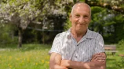 Ulrich Portenlänger in dem Garten seiner Wirtschaft.