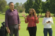 (v.l.n.r.) Douglas Fogerty (Brad Garrett); Poppy Banks (Kimrie Lewis); Angie D'Amato (Leighton Meester)