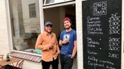 Felix Huck (li) und Lucas Burghardt – Betreiber der Kaffeerösterei „Onoma“ in Flensburg