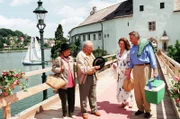 "Schlosshotel Orth", "Das Wunder von Gmunden." Wenzel Hofer und sein Team begrüßen wieder Gäste im Schlosshotel. Auch in der Familie geht es hoch her, denn Fanny heiratet heimlich Vinzenz Strobel. Fritz Havlicek, ein Pensionist aus Wien, stolpert über eine Falte im Teppich auf der Brücke. Nach dem Sturz kann er angeblich seinen Arm nicht mehr bewegen und seine Frau hofft auf ein hohes Schmerzensgeld. Im Bild (v.li.): Elfriede Ott (Elfriede Havlicek), Fritz Muliar (Fritz Havlicek), Beatrice Kessler (Dr. Marion Fabian), Klaus Wildbolz (Wenzel Hofer).