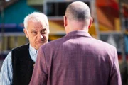 Bevor Hubert (Bernhard Ulrich, rechts) Leon auf der Straße ansprechen kann, kommt Joseph (Michael Vogtmann) auf ihn zu.