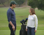 Xander Fogerty (Hayes MacArthur, l.); Angie D'Amato (Leighton Meester, r.)