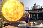 Weltraumwetter-Meteorologin Tamitha Skov erklärt die Größenverhältnisse im Sonnensystem anhand von irdischem Obst.