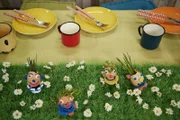 Tischdeko: Bunte Kresse- und Schnittlauch-Köpfe aus Eierschalen und Knetmasse.