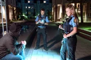 Das Polizei-Team setzt einen Täter fest: Gerwin Schwiersch und  Lena Bottlender.