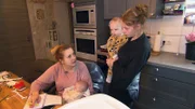 Sarafina (li.) und Loredana besprechen sich vor der großen Taufe