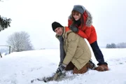 Nils (Florian Stadler, l.); Sabrina (Sarah Elena Timpe, r.)