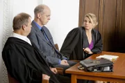 Mit großem Einsatz versucht Danni (Annette Frier, r.) ihrem Mandanten Jochen Happe (Gottfried Vollmer, M.) zu helfen. Doch werden sie vor Gericht Erfolg haben?