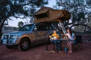 Outback-Romantik: Ein einfaches Essen, ein klarer Himmel und der Moment, der absoluten Stille – Kim und Eike erleben Australien auf ihrem Roadtrip in seiner ursprünglichsten Form.