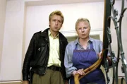 Michi Mohr (Max Müller) hat Glück, denn einer guten Nachbarin wie Frau Krämer (Balbina Brauel) entgeht nichts, was im Haus passiert.