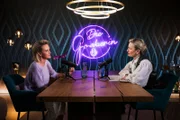 v.li.: Alexandra Meissnitzer und Monika Gruber während ServusTVs „Die Gruaberin - Vodcast“ in Salzburg, Österreich am 24. April.