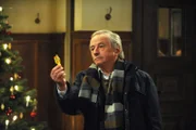 Gerstl (Gerd Lohmeyer) ist entsetzt, als er ein Bonbon-Papier auf dem Boden des Brunnerwirtes findet.