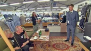 Harald (li.) unterstützt Tim beim Kauf des Hochzeit-Outfits