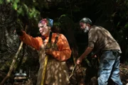 Veronica Arrants erhält von ihrem Nachbarn Dave Palmer Hilfe bei der Beseitigung gefährlicher Bäume auf ihrem Grundstück. (National Geographic/Wayne Moss)