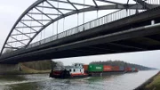 Unter den Brücken muss der Schub-Verband 2413 seinen Steuerstand herunterfahren: Die Durchfahrtshöhe beträgt 5,25 Meter.