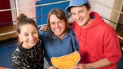 Mariann (Mitte) hilft Marina und Julian dabei, sich wieder zu vertragen.