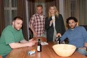 Erik (Patrick Heinrich, l.), Paul (Niklas Osterloh, 2.v.l.) und Tobias (Jan Kittmann) versuchen ihre Melancholie vor Alicia (Josefin Bressel) zu verbergen.