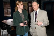 Gerner (Wolfgang Bahro) legt einen weiteren Köder für Zoe (Lara Dandelion Seibert) aus.