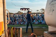 Peitschenknallen als Show: Weltrekordhalter Nathan Griggs begeistert mit seiner rasanten Performance das Publikum – laut, wild und typisch australisch.