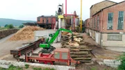 Das Buchenholz wird zerkleinert.